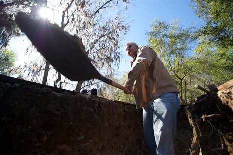 Robert "Hutch" Hutchinson digs a grave by hand at the Prairie Creek Conservation Cemetery in Gainesville, Florida February 15, 2013. REUTERS Robert "Hutch" Hutchinson digs a grave by hand at the Prairie Creek Conservation Cemetery in Gainesville, Florida February 15, 2013. REUTERS