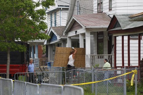 Workers unload materials at Ariel Castro's home in Cleveland, Ohio, May 10, 2013. REUTERS/Matt Sullivan Workers unload materials at Ariel Castro's home in Cleveland, Ohio, May 10, 2013. REUTERS/Matt Sullivan