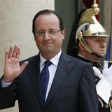 French President Francois Hollande (R) waves goodbye at journalists in the courtyard of the Elysee Palace in Paris May 10, 2013. REUTERS/Gon French President Francois Hollande (R) waves goodbye at journalists in the courtyard of the Elysee Palace in Paris May 10, 2013. REUTERS/Gon