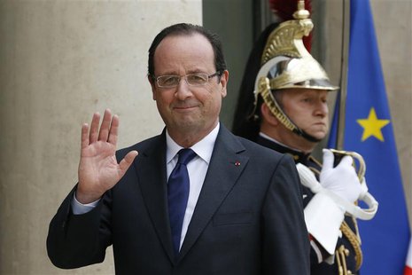 French President Francois Hollande (R) waves goodbye at journalists in the courtyard of the Elysee Palace in Paris May 10, 2013. REUTERS/Gon French President Francois Hollande (R) waves goodbye at journalists in the courtyard of the Elysee Palace in Paris May 10, 2013. REUTERS/Gon