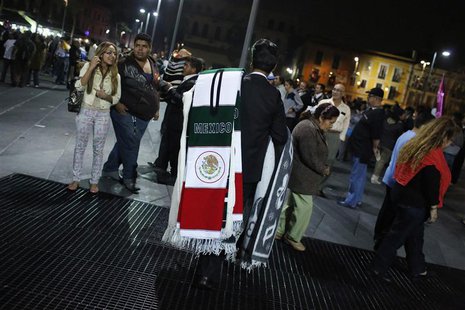 A man sells sarapes at Plaza Garibaldi in Mexico City May 11, 2013. REUTERS/Tomas Bravo A man sells sarapes at Plaza Garibaldi in Mexico City May 11, 2013. REUTERS/Tomas Bravo