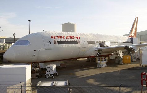A 787 Dreamliner sits idle on the tarmac parking at Paine Field in Everett, Washington, January 17, 2013. REUTERS/Anthony Bolante A 787 Dreamliner sits idle on the tarmac parking at Paine Field in Everett, Washington, January 17, 2013. REUTERS/Anthony Bolante