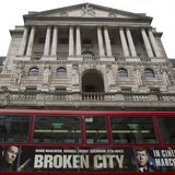 A bus passes the Bank of England in the City of London February 23, 2013. REUTERS/Neil Hall A bus passes the Bank of England in the City of London February 23, 2013. REUTERS/Neil Hall