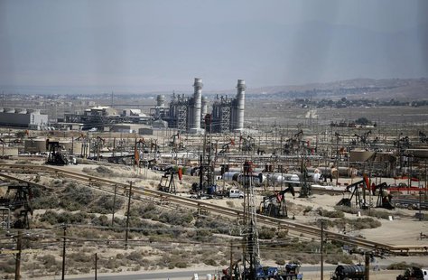 Pump jacks are seen in the Midway Sunset oilfield, California, April 29, 2013. REUTERS/Lucy Nicholson Pump jacks are seen in the Midway Sunset oilfield, California, April 29, 2013. REUTERS/Lucy Nicholson