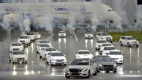 Two new Daimler S-Class cars (front) are displayed during a presentation at the Airbus plant in Hamburg, May 15, 2013. REUTERS/Fabian Bimmer Two new Daimler S-Class cars (front) are displayed during a presentation at the Airbus plant in Hamburg, May 15, 2013. REUTERS/Fabian Bimmer