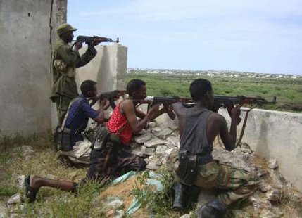 Somali government soldiers clash with Islamist insurgents in the capital Mogadishu, August, 22, 2009. The impoverished Horn of Africa nation has been mired in civil war for 18 years, and the government controls only small pockets of the coastal capital Mogadishu. REUTERS/Stringer (SOMALIA POLITICS CONFLICT) Somali government soldiers clash with Islamist insurgents in the capital Mogadishu, August, 22, 2009. The impoverished Horn of Africa nation has been mired in civil war for 18 years, and the government controls only small pockets of the coastal capital Mogadishu. REUTERS/Stringer (SOMALIA POLITICS CONFLICT)