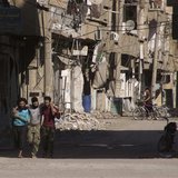 Members of the Free Syrian Army help a wounded fellow fighter in Deir al-Zor May 14, 2013.REUTERS/Khalil Ashawi