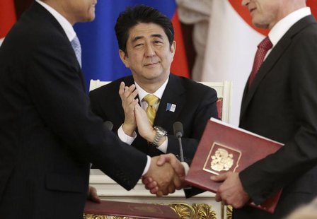 Japan's Prime Minister Shinzo Abe applauds during a signing ceremony after the talks with Russia's President Vladimir Putin at the Kremlin i Japan's Prime Minister Shinzo Abe applauds during a signing ceremony after the talks with Russia's President Vladimir Putin at the Kremlin i