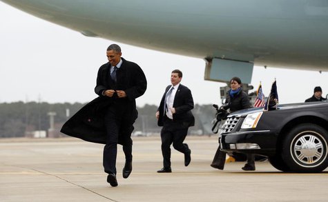 U.S. President Barack Obama runs to greet well-wishers upon his arrival in Newport News, Virginia February 26, 2013. REUTERS/Kevin Lamarque U.S. President Barack Obama runs to greet well-wishers upon his arrival in Newport News, Virginia February 26, 2013. REUTERS/Kevin Lamarque