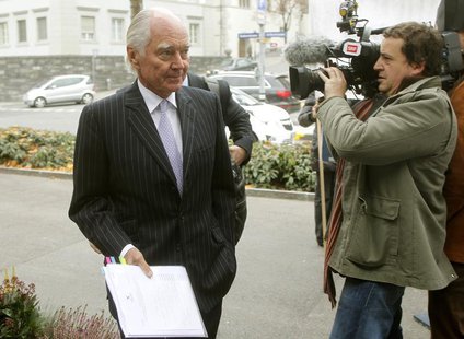 Xstrata Chairman John Bond (L) arrives before an extraordinary shareholder meeting in the Swiss town of Zug November 20, 2012. REUTERS/Arnd Xstrata Chairman John Bond (L) arrives before an extraordinary shareholder meeting in the Swiss town of Zug November 20, 2012. REUTERS/Arnd
