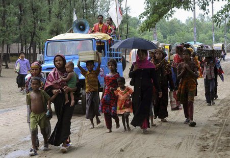 People carry their belongings as they move to a shelter as cyclone Mahasen approaches, in Cox's Bazar May 15, 2013. REUTERS/Stringer People carry their belongings as they move to a shelter as cyclone Mahasen approaches, in Cox's Bazar May 15, 2013. REUTERS/Stringer