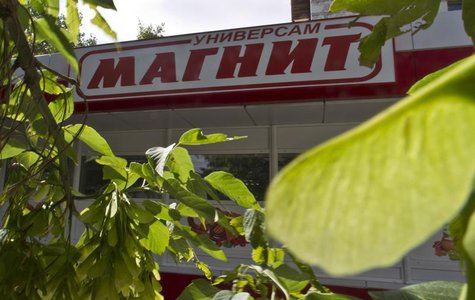 Leaves frame the front of a grocery store owned by retailer Magnit in Moscow July 24, 2012. REUTERS/Maxim Shemetov Leaves frame the front of a grocery store owned by retailer Magnit in Moscow July 24, 2012. REUTERS/Maxim Shemetov