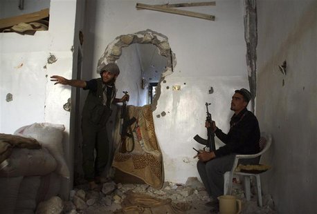 Free Syrian Army fighters take position inside a house in Deir al-Zor May 15, 2013. Picture taken May 15, 2013. REUTERS/Khalil Ashawi Free Syrian Army fighters take position inside a house in Deir al-Zor May 15, 2013. Picture taken May 15, 2013. REUTERS/Khalil Ashawi
