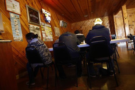 A group of illegal immigrants, who handed themselves in to U.S. Border Patrol, sit in a restaurant in Encino, Texas March 29, 2013. REUTERS/ A group of illegal immigrants, who handed themselves in to U.S. Border Patrol, sit in a restaurant in Encino, Texas March 29, 2013. REUTERS/