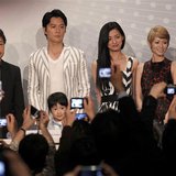 (L-R) Cast member Shogen Hwang, director Hirokazu Kore-eda, cast members Masaharu Fukuyama, Keita Ninomiya, Machiko Ono, Yoko Maki and Lily (L-R) Cast member Shogen Hwang, director Hirokazu Kore-eda, cast members Masaharu Fukuyama, Keita Ninomiya, Machiko Ono, Yoko Maki and Lily