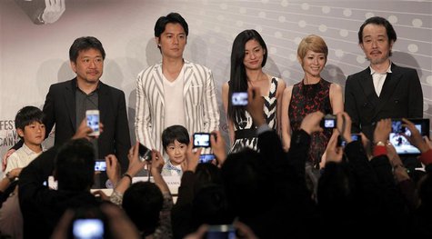 (L-R) Cast member Shogen Hwang, director Hirokazu Kore-eda, cast members Masaharu Fukuyama, Keita Ninomiya, Machiko Ono, Yoko Maki and Lily (L-R) Cast member Shogen Hwang, director Hirokazu Kore-eda, cast members Masaharu Fukuyama, Keita Ninomiya, Machiko Ono, Yoko Maki and Lily