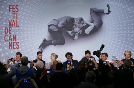 (L-R) Cast members Garrett Hedlund, Justin Timberlake, Carey Mulligan, directors Joel and Ethan Cohen, cast member Oscar Isaac, and musician (L-R) Cast members Garrett Hedlund, Justin Timberlake, Carey Mulligan, directors Joel and Ethan Cohen, cast member Oscar Isaac, and musician