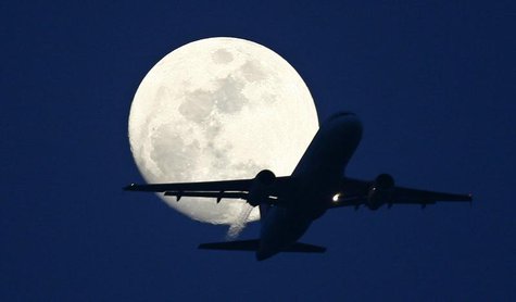 A passenger aircraft is silhouetted against the rising moon in New Delhi May 7, 2009. REUTERS/B Mathur A passenger aircraft is silhouetted against the rising moon in New Delhi May 7, 2009. REUTERS/B Mathur