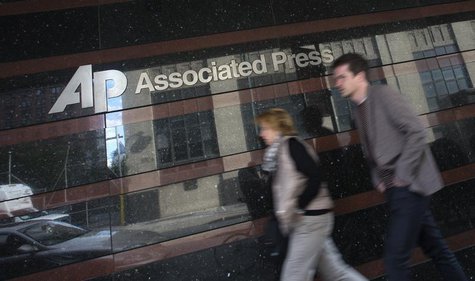A couple walk past the offices of the Associated Press in Manhattan, New York May 13, 2013. REUTERS/Adrees Latif A couple walk past the offices of the Associated Press in Manhattan, New York May 13, 2013. REUTERS/Adrees Latif
