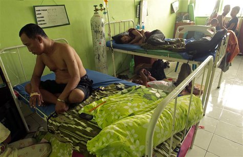 Patients rest in a hospital in Makassar, South Sulawesi province May 10, 2013. REUTERS/Yusuf Ahmad Patients rest in a hospital in Makassar, South Sulawesi province May 10, 2013. REUTERS/Yusuf Ahmad