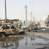 Residents gather at the site of a bomb attack in Basra, 420 km (260 miles) southeast of Baghdad, May 20, 2013. REUTERS/Atef Hassan Residents gather at the site of a bomb attack in Basra, 420 km (260 miles) southeast of Baghdad, May 20, 2013. REUTERS/Atef Hassan
