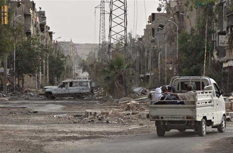 People travel on the back of a pickup truck in Deir al-Zor May 19, 2013. REUTERS/Khalil Ashawi ( People travel on the back of a pickup truck in Deir al-Zor May 19, 2013. REUTERS/Khalil Ashawi (