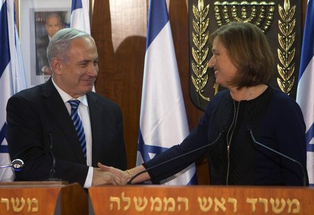 Israel's Prime Minister Benjamin Netanyahu (L) shakes hands with former Foreign Minister Tzipi Livni, head of the centrist Hatenuah party, d Israel's Prime Minister Benjamin Netanyahu (L) shakes hands with former Foreign Minister Tzipi Livni, head of the centrist Hatenuah party, d