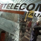 A man uses a Telecom Italia phone booth at a bus stop in Rome December 3, 2008. REUTERS/Chris Helgren A man uses a Telecom Italia phone booth at a bus stop in Rome December 3, 2008. REUTERS/Chris Helgren