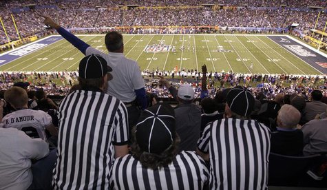 Fans react during the NFL Super Bowl XLVI football game between the New York Giants and New England Patriots in Indianapolis, Indiana, Febru Fans react during the NFL Super Bowl XLVI football game between the New York Giants and New England Patriots in Indianapolis, Indiana, Febru