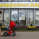 Pedestrians walk past a Raiffeisen Bank branch in Moscow May 19, 2013. REUTERS/Sergei Karpukhin Pedestrians walk past a Raiffeisen Bank branch in Moscow May 19, 2013. REUTERS/Sergei Karpukhin