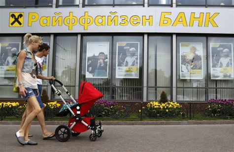 Pedestrians walk past a Raiffeisen Bank branch in Moscow May 19, 2013. REUTERS/Sergei Karpukhin Pedestrians walk past a Raiffeisen Bank branch in Moscow May 19, 2013. REUTERS/Sergei Karpukhin