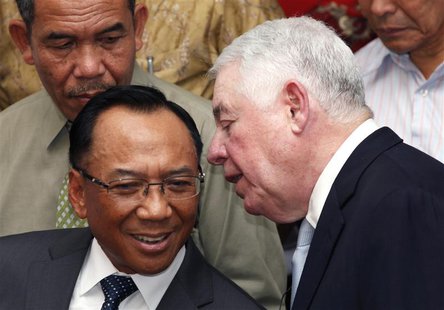 Freeport McMoran Chief Executive Richard Adkerson (R) chats with Indonesian Minister of Energy and Mineral Resources Jero Wacik during a new Freeport McMoran Chief Executive Richard Adkerson (R) chats with Indonesian Minister of Energy and Mineral Resources Jero Wacik during a new