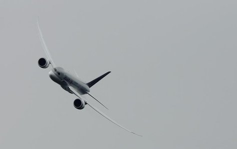 A Boeing 787 Dreamliner performs a display flight at the Farnborough Airshow 2012 in southern England July 9, 2012. REUTERS/Luke MacGregor A Boeing 787 Dreamliner performs a display flight at the Farnborough Airshow 2012 in southern England July 9, 2012. REUTERS/Luke MacGregor