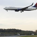 A Delta Air Lines jet lands at BWI Thurgood Marshall International Airport near Baltimore, Maryland October 24, 2012. REUTERS/Gary Cameron A Delta Air Lines jet lands at BWI Thurgood Marshall International Airport near Baltimore, Maryland October 24, 2012. REUTERS/Gary Cameron