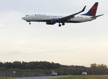 A Delta Air Lines jet lands at BWI Thurgood Marshall International Airport near Baltimore, Maryland October 24, 2012. REUTERS/Gary Cameron A Delta Air Lines jet lands at BWI Thurgood Marshall International Airport near Baltimore, Maryland October 24, 2012. REUTERS/Gary Cameron