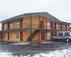Holland's Wooden Shoe Motel