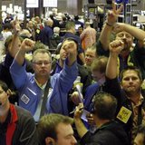 Traders in the corn options pit of the Chicago Board of Trade signal orders in Chicago, Illinois August 22, 2008. REUTERS/Frank Polich Traders in the corn options pit of the Chicago Board of Trade signal orders in Chicago, Illinois August 22, 2008. REUTERS/Frank Polich