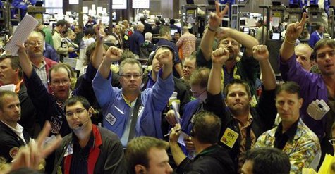 Traders in the corn options pit of the Chicago Board of Trade signal orders in Chicago, Illinois August 22, 2008. REUTERS/Frank Polich Traders in the corn options pit of the Chicago Board of Trade signal orders in Chicago, Illinois August 22, 2008. REUTERS/Frank Polich