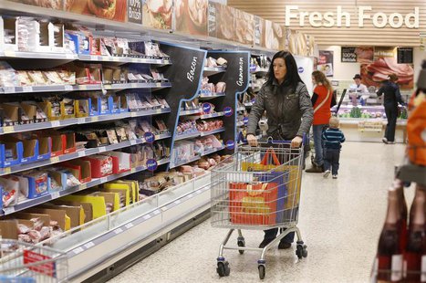 Customers shop at a Tesco store in Bishop's Stortford, southern England November 26, 2012. REUTERS/Suzanne Plunkett Customers shop at a Tesco store in Bishop's Stortford, southern England November 26, 2012. REUTERS/Suzanne Plunkett