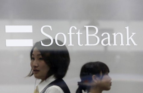Softbank Corp's logo is pictured at its branch in Tokyo April 17, 2013. REUTERS/Yuya Shino Softbank Corp's logo is pictured at its branch in Tokyo April 17, 2013. REUTERS/Yuya Shino