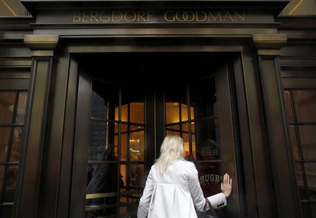 A woman enters high-end retail store Bergdorf Goodman along 5th Avenue in New York May 19, 2013. REUTERS/Eric Thayer A woman enters high-end retail store Bergdorf Goodman along 5th Avenue in New York May 19, 2013. REUTERS/Eric Thayer