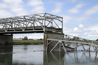 A span of highway bridge sits in the Skagit River May 24, 2013 after collapsing near the town of Mt Vernon, Washington late Thursday. REUTER