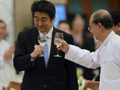 Japan's Prime Minister Shinzo Abe (L) and Myanmar's President Thein Sein toast during lunch at the Myanmar International Convention Centre i Japan's Prime Minister Shinzo Abe (L) and Myanmar's President Thein Sein toast during lunch at the Myanmar International Convention Centre i