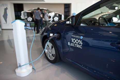 An electric car is displayed at the headquarters of electric car venture Better Place in Tel Aviv October 10, 2012. REUTERS/Nir Elias An electric car is displayed at the headquarters of electric car venture Better Place in Tel Aviv October 10, 2012. REUTERS/Nir Elias