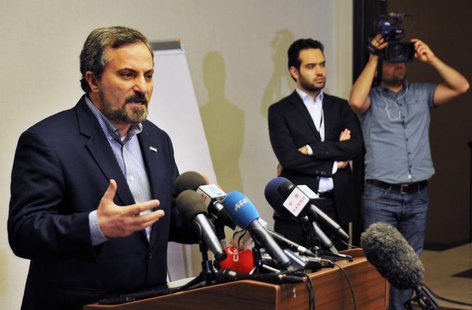 Louay al-Safi, spokesman for the Syrian National Coalition (L), speaks during a news conference in Istanbul May 26, 2013. REUTERS/Akin Celik Louay al-Safi, spokesman for the Syrian National Coalition (L), speaks during a news conference in Istanbul May 26, 2013. REUTERS/Akin Celik