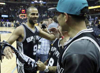 San Antonio Spurs' Tony Parker (L) celebrates after the Spurs eliminated the Memphis Grizzlies to win the NBA Western Conference final playo San Antonio Spurs' Tony Parker (L) celebrates after the Spurs eliminated the Memphis Grizzlies to win the NBA Western Conference final playo