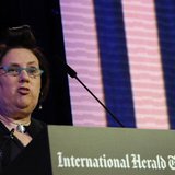 The Fashion Editor of the International Herald Tribune Suzy Menkes opens the IHT "Techno Luxury" conference in Berlin November 17, 2009. REU The Fashion Editor of the International Herald Tribune Suzy Menkes opens the IHT "Techno Luxury" conference in Berlin November 17, 2009. REU