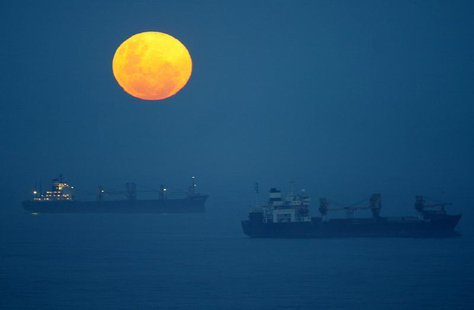 Ships lie at anchor outside the harbour at Durban, South Africa as a full moon rises on Boxing Day December 26, 2004. REUTERS/Howard Burditt Ships lie at anchor outside the harbour at Durban, South Africa as a full moon rises on Boxing Day December 26, 2004. REUTERS/Howard Burditt