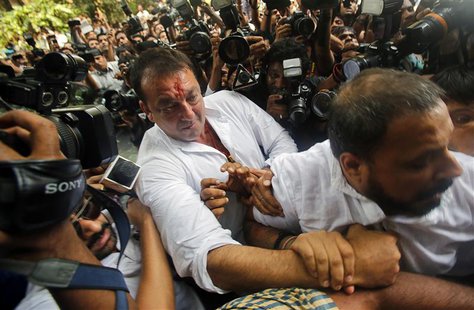 Bollywood actor Sanjay Dutt is escorted by his security staff as he arrives to surrender at a court in Mumbai May 16, 2013. REUTERS/Vivek Pr Bollywood actor Sanjay Dutt is escorted by his security staff as he arrives to surrender at a court in Mumbai May 16, 2013. REUTERS/Vivek Pr