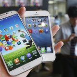Samsung Electronics' Galaxy S4 (L) and Apple's iPhone 5 are seen in this picture illustration taken in Seoul May 13, 2013. REUTERS/Kim Hong-